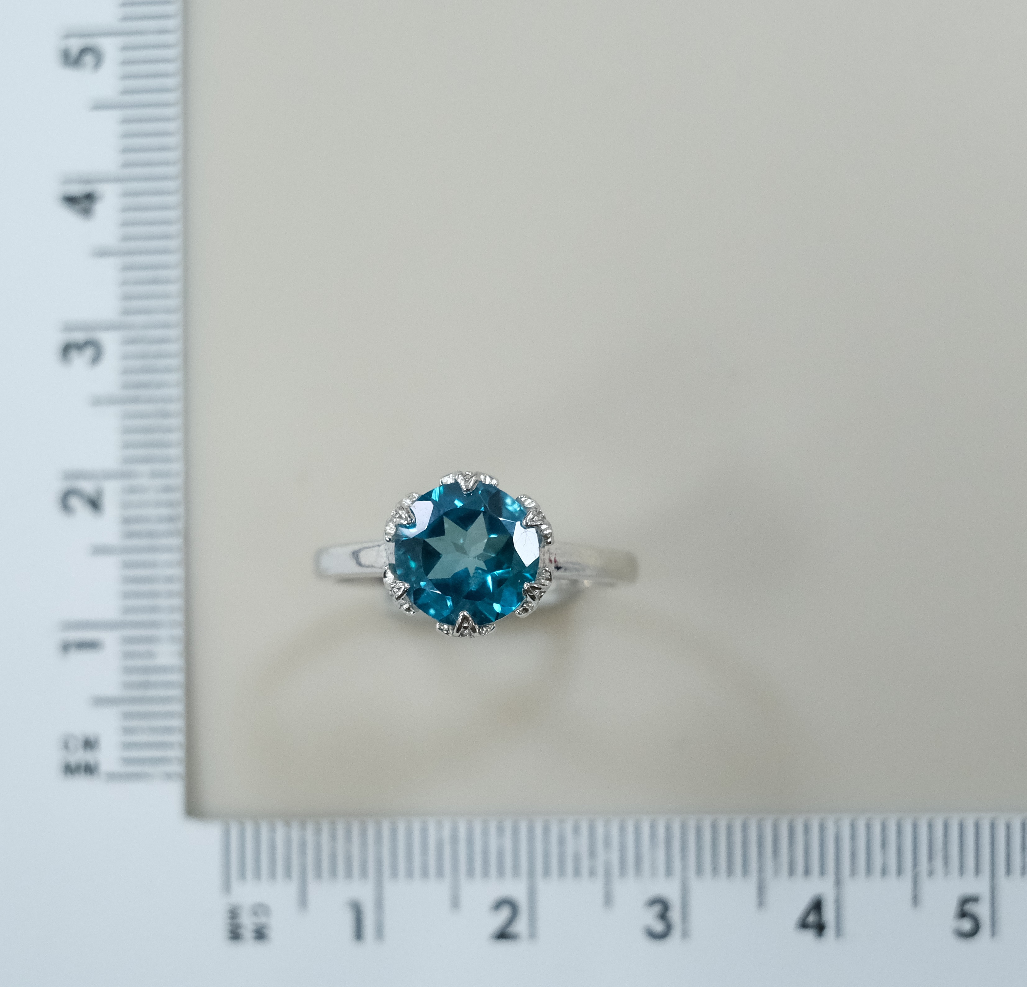 Серебряное кольцо с топазом Параиба